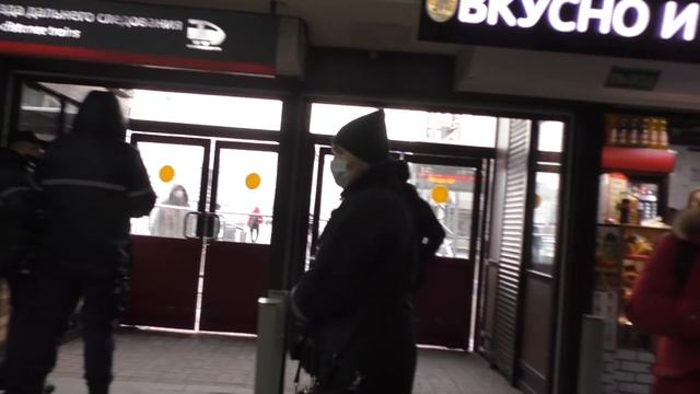Спасли от штрафа за маску и выгнали с вокзала контролёров. Хотели отвезти блогеров в отдел. смотреть онлайн