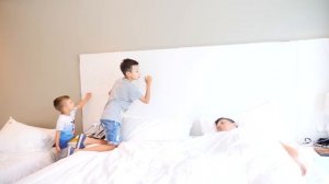 Артур и Давид ПРИДУМАЛИ Как РАЗБУДИТЬ Папу !! НЕОБЫЧНОЕ Утро!