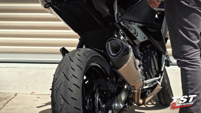Yoshimura ALPHA-T Slip-On vs STOCK Exhaust Sound on 2018 Kawasaki Ninja 400 смотреть онлайн