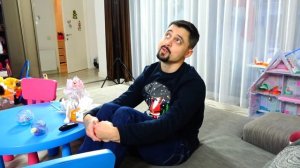 Мама стала Эльзой и ЗАМОРАЖИВАЕТ Все Вокруг! Амелька и Папа стали Ледяными Статуями!