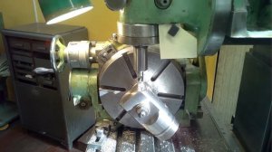 Нестандартное фрезерование скругления радиальным фрезерованием на поворотном столе