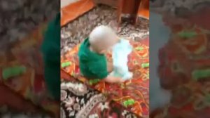 Малыш сам одевает памперс