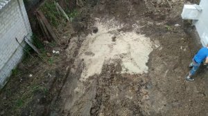 Снимаем плодородный грунт под плитный фундамент
