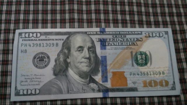 БАНКНОТА СТО ДОЛЛАРОВ № серии PH43981309B на рубашке в мелкую корич. клетку 25 Декабря - ШИРОКОФОРМ смотреть онлайн