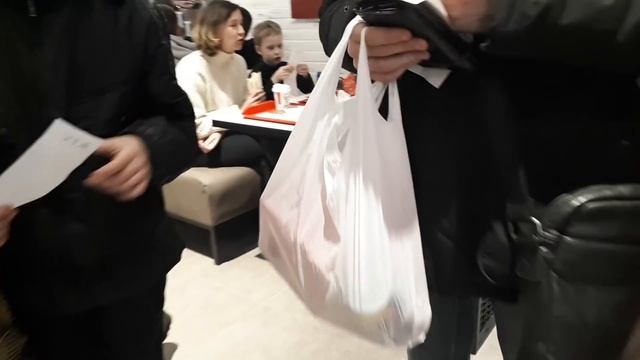 ХОТЕЛИ ПОПАСТЬ В" KFC" И ПОТЕРЯЛА САШУ -1 ЧАСТЬ смотреть онлайн