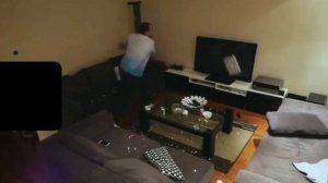 Мужчина разбил и бросил телевизор