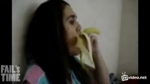 девушки глотают банан