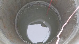 Как достать утонувшее ведро из колодца с помощью поискового магнита и "кошки"