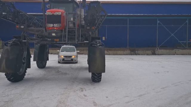 Вот это клиренс!!! Лада Калина проезжает под самоходным опрыскивателем! смотреть онлайн