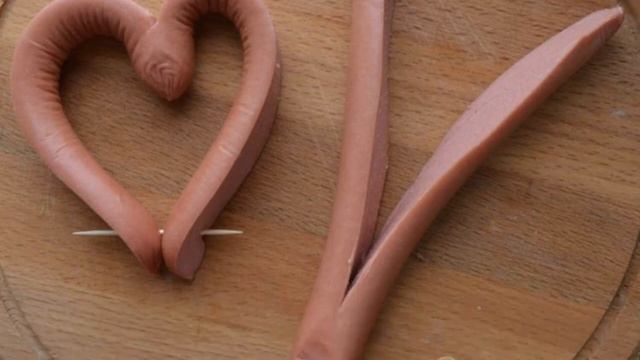 Fried eggs with sausages in the form of a heart смотреть онлайн