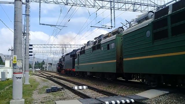 Паровоз Л-5259 и электровоз ВЛ80Т-970 на перегоне Кисловодск - Ессентуки 15 мая 2018 г смотреть онлайн