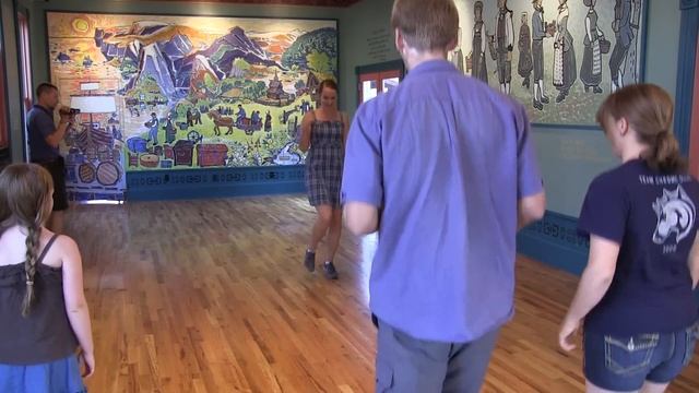 Mollie B. teaches the Polka Hop смотреть онлайн