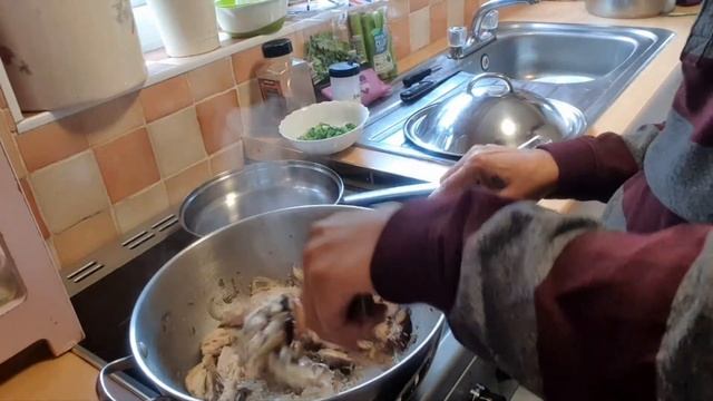 Cooking wild Horse Mushroom soup. смотреть онлайн