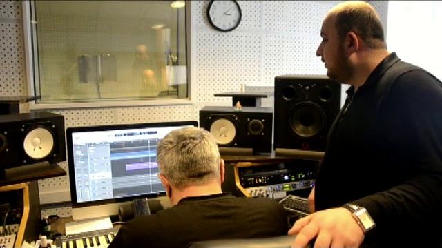 Artur Malkhasyan: кавер песни "Майрик" смотреть онлайн