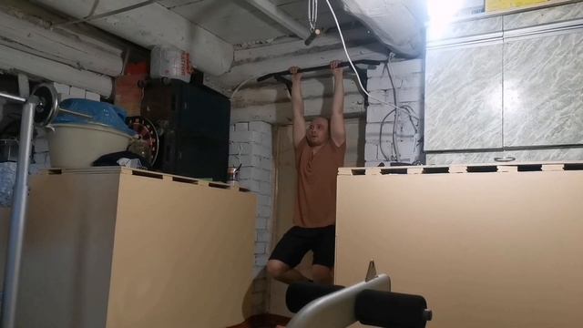 ТРЕНИРОВКА В ДОМАШНИХ УСЛОВИЯХ-работа без железа (МОЙ ПУТЬ) большой БИЦЕПС смотреть онлайн
