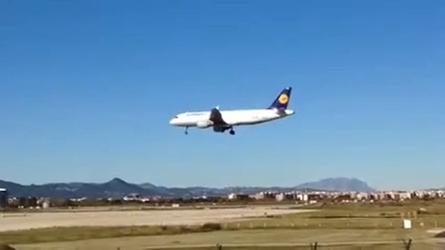 De spotter a l'aeroport del Prat смотреть онлайн