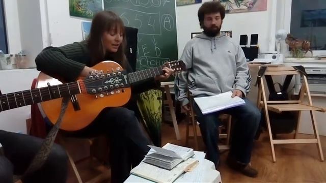 Очень красиво поет и играет. Ольга с Подорожника. Лето 2017, г. Калининград смотреть онлайн