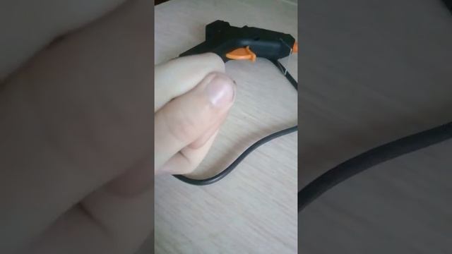 НОВЫЙ КЛЕЕВОЙ ПИСТОЛЕТ смотреть онлайн
