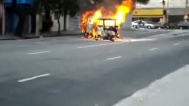 Не ходите рядом с горящей машиной смотреть онлайн