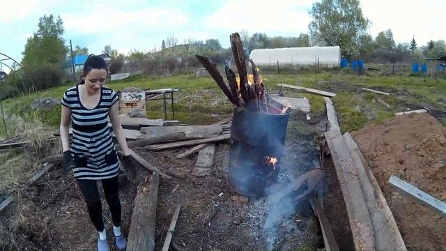 Работаем на стройке весело))) Сжигаем ветки,чистим доски. смотреть онлайн