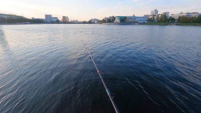 Рыбалка на отводной поводок на городском пруду в сентябре смотреть онлайн