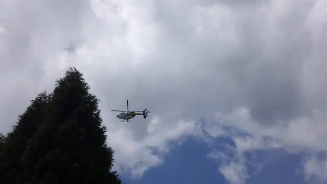 Вертолет приземляется на крышу больницы смотреть онлайн