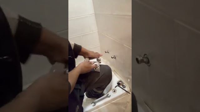 Установка смесителя в ванной смотреть онлайн