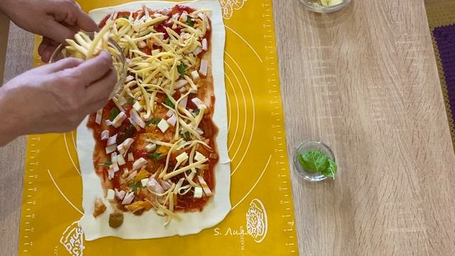 Рулет с начинкой "Пицца". Много сочной начинки и тонкое хрустящее тесто сверху. смотреть онлайн