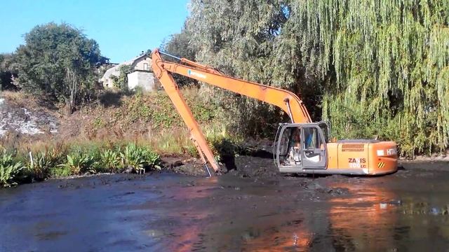 Углубления озера экскаватором