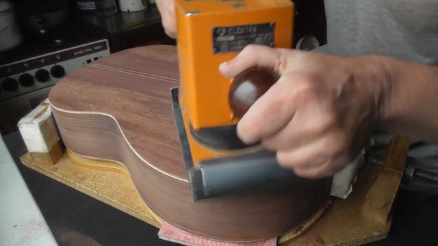 Чистовая обработка нижней деки шлифовальной машиной под канты(видео №689). смотреть онлайн
