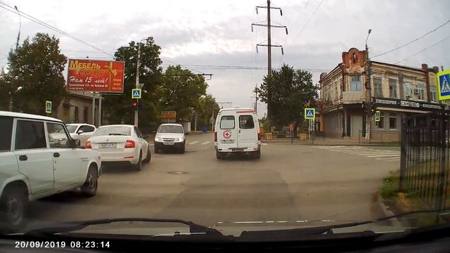 Как ездят в Таганроге: проезд перекрестка на 