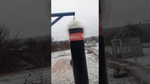 Боксерский мешок на улице.