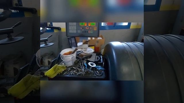 Como se monta un neumatico a un Porsche Macan Gts смотреть онлайн