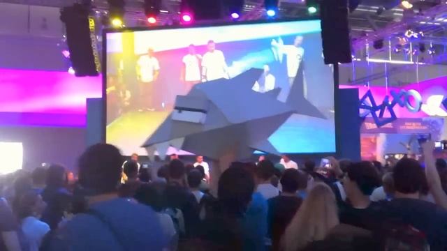 Derrick the Deathfin Goes Gold, Dances смотреть онлайн