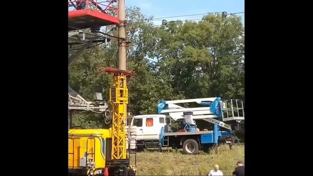 Придурок в Илларионово залез на высоковольтную линию электропоездов смотреть онлайн