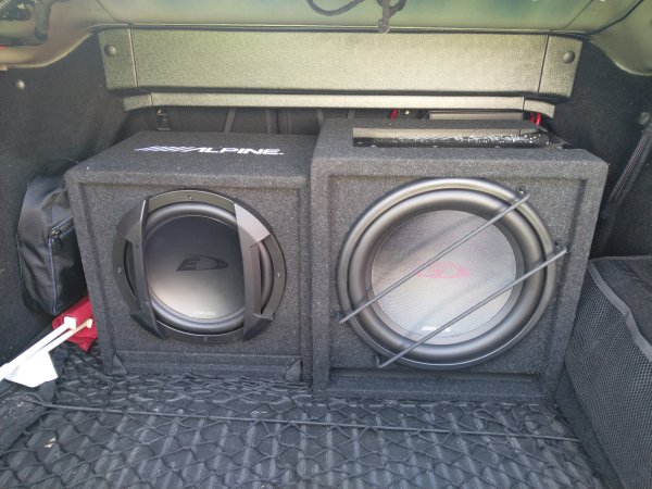 Lada Vesta: Сравнение сабов Alpine в седане.