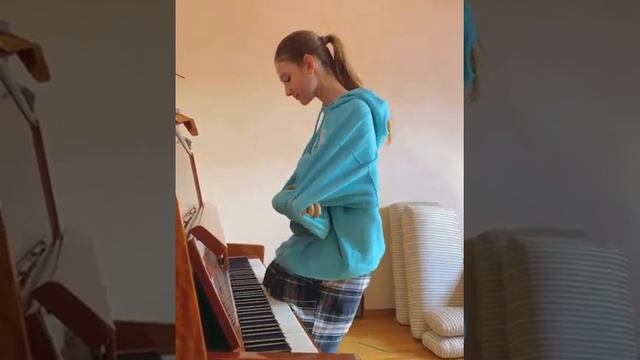 Лиза Анохина играет на пианино!!! смотреть онлайн