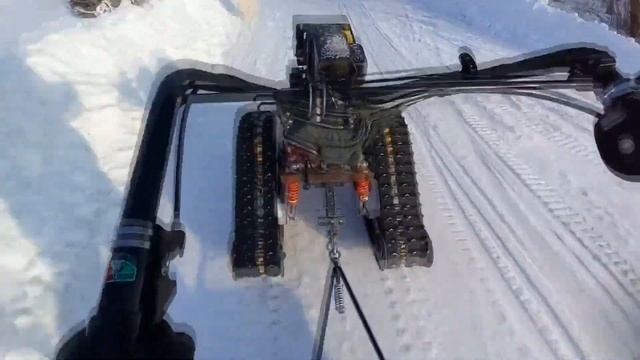 Уверенная езда мотоблока на гусеницах Крутец после сильного снегопада! смотреть онлайн