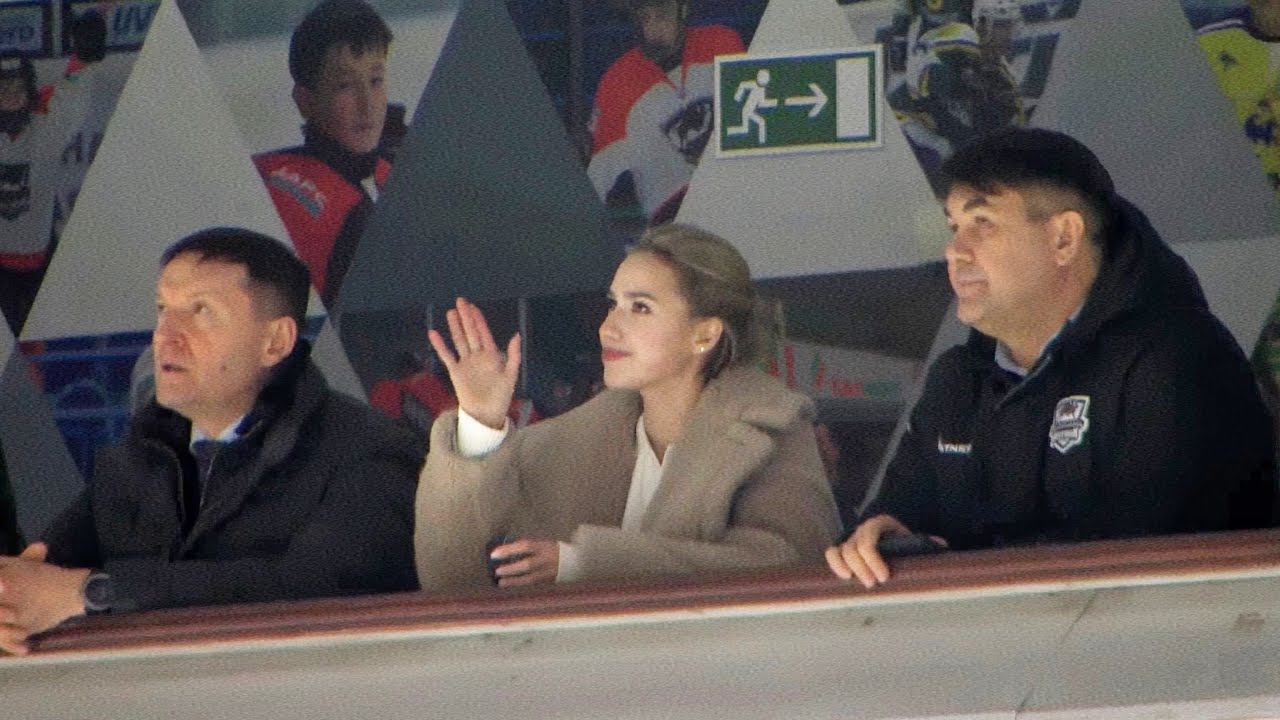 Алина Загитова на хоккейном матче "Нефтяник" - "Динамо" в Альметьевске (28.02.2024) [HD1080, 60 fps] смотреть онлайн