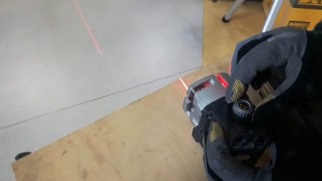 DeWalt DW089K laser krzyżowy 3 wiązki czerwone смотреть онлайн