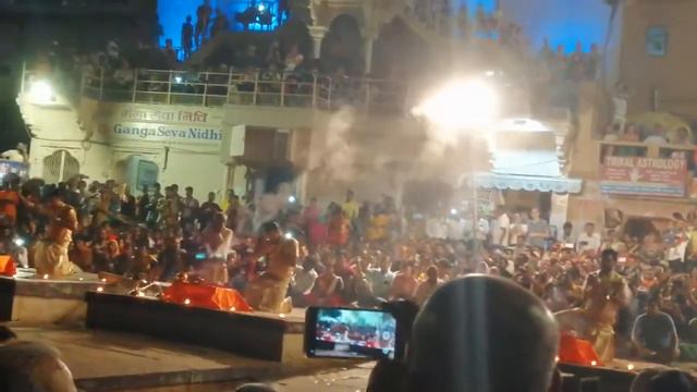 Варанаси. Вечерняя церемония поклонения Гангу / Varanasi. Ganges evening worship ceremony Aarti смотреть онлайн