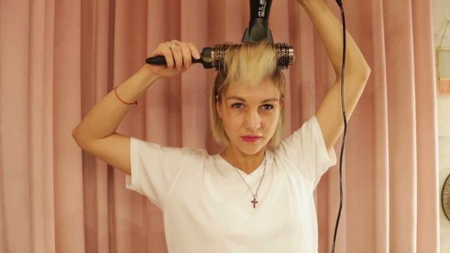 BeautyHack дня: как сделать объемную челку за минуту с помощью брашинга и фена