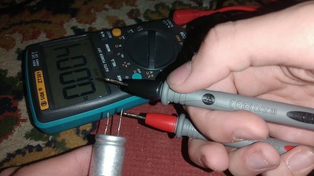 ???Как определить полярность конденсатора с помощью цифрового мультиметра!? смотреть онлайн