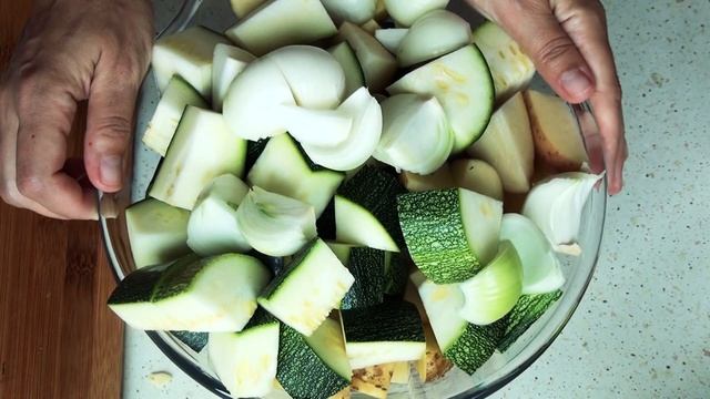 ЗАПЕЧЕННЫЙ МОЛОДОЙ КАРТОФЕЛЬ С КАБАЧКАМИ И БАКЛАЖАНАМИ. РЕЦЕПТ ЗАПЕЧЕННОГО КАРТОФЕЛЯ СО СПЕЦИЯМИ смотреть онлайн