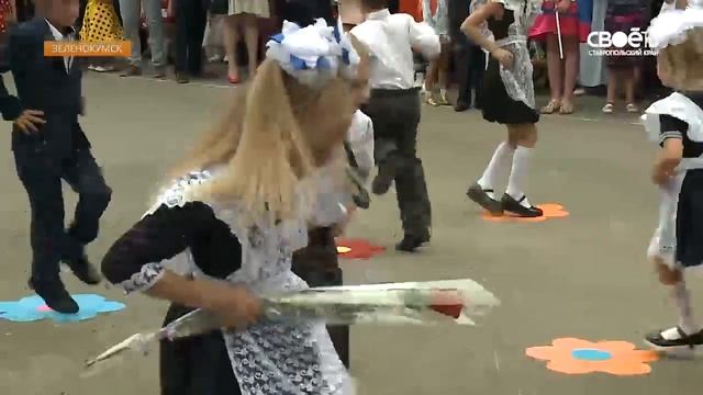 В отремонтированные после урагана школы Зеленокумска пришли 4 тысячи учеников смотреть онлайн