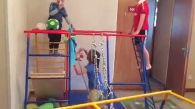 Игра детей на раннем старте в игровой хостела "Подводная лодка" смотреть онлайн