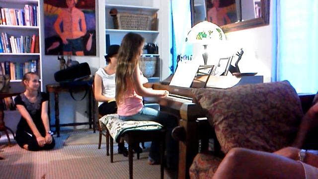 MacKenzie plays piano. смотреть онлайн