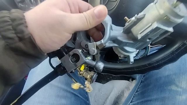 Замена замка зажигания тойота функарго Toyota FunCargo с рукояткой КПП на руле.