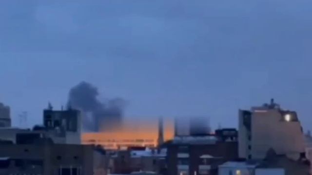 Пролёт российской крылатой ракеты с отстрелом тепловых ловушек и поражением цели. смотреть онлайн