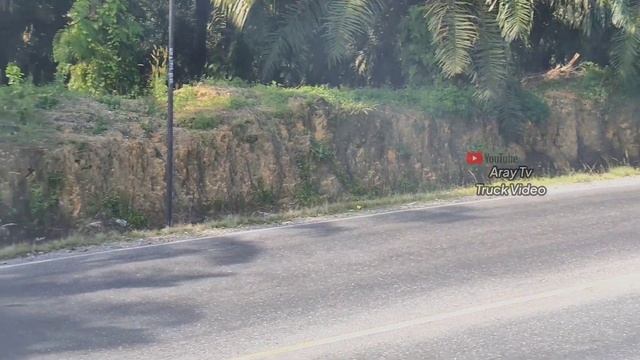 MOBIL TRUK NISSAN DIESEL OVERLOAD MENANJAKI TANJAKAN EKSTRIM BUKITKODOK смотреть онлайн